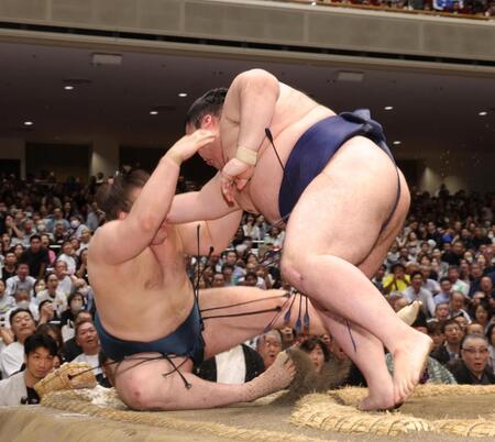 豪ノ山（右）に押し倒しで敗れた安青錦（撮影・佐々木彰尚）