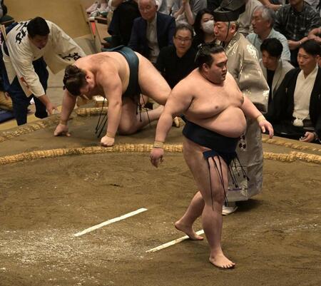 豪ノ山（右）の押し倒しで敗れた安青錦（撮影・持木克友）