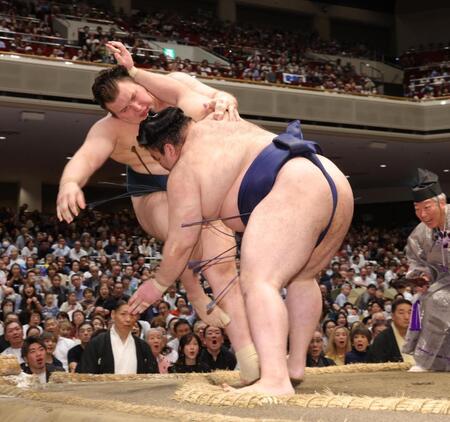 豪ノ山（右）の押し倒しで敗れた安青錦＝両国国技館（撮影・佐々木彰尚）