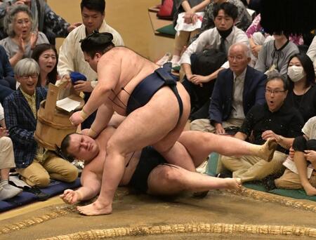 安青錦（右）を押し倒しで破る豪ノ山（撮影・持木克友）