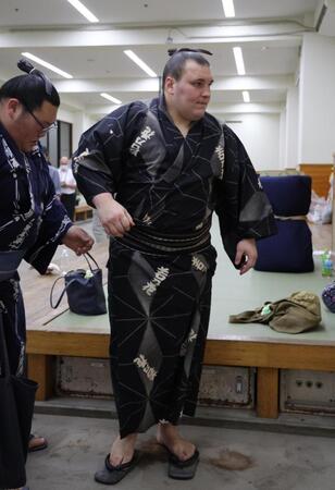 引き揚げる安青錦（撮影・佐々木彰尚）