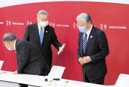 　東京五輪・パラリンピック組織委の評議員会と理事会の合同懇談会前に言葉を交わす森喜朗会長（左）と川淵三郎氏