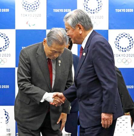 東京五輪・パラリンピックの選手村村長就任の記者会見を終え、組織委の森喜朗会長（左）と握手を交わす川淵三郎氏＝２０２０年