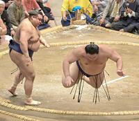 　高安（左）の突きでバランスを失い飛び上がる大の里（撮影・持木克友）