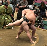 西ノ龍を上手投げで破った旭富士（撮影・持木克友）
