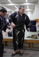 引き揚げる安青錦（撮影・佐々木彰尚）