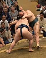 安青錦（右）を押し倒しで破る豪ノ山（撮影・持木克友）