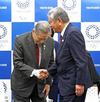 東京五輪・パラリンピックの選手村村長就任の記者会見を終え、組織委の森喜朗会長（左）と握手を交わす川淵三郎氏＝２０２０年