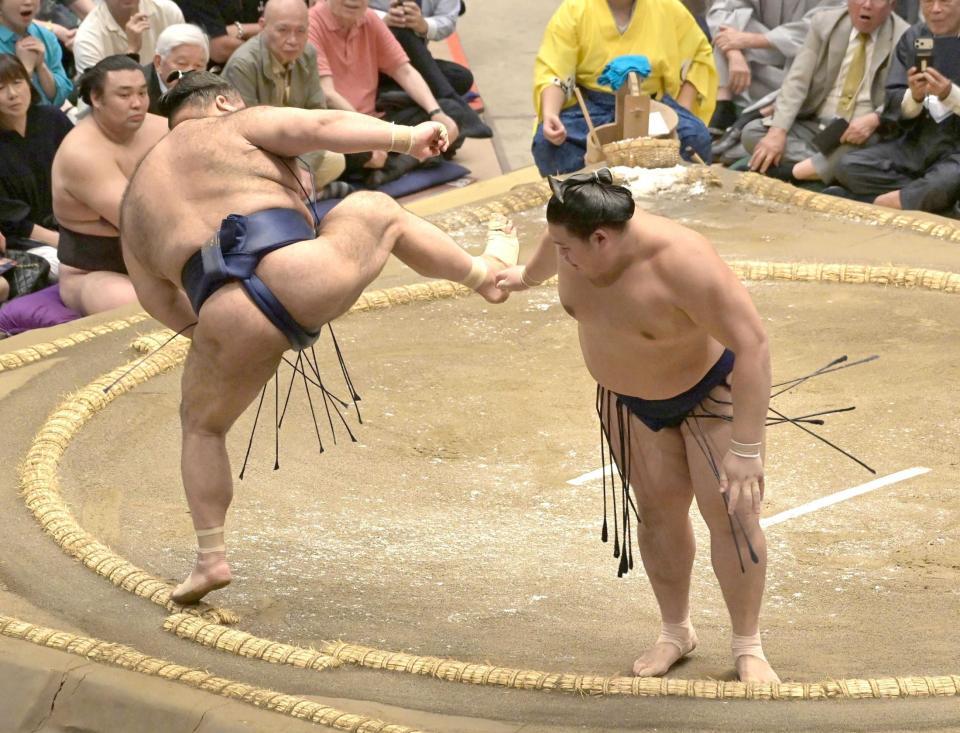 　高安（左）の突きでバランスを失う大の里（撮影・持木克友）