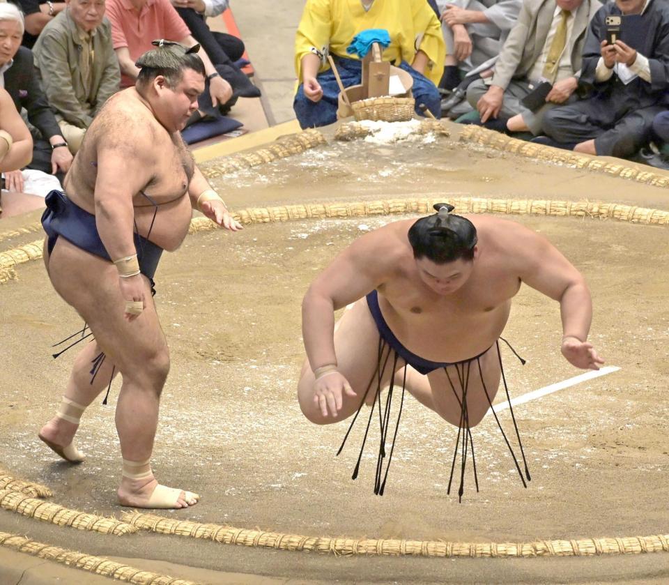 　高安（左）の突きでバランスを失い飛び上がる大の里（撮影・持木克友）