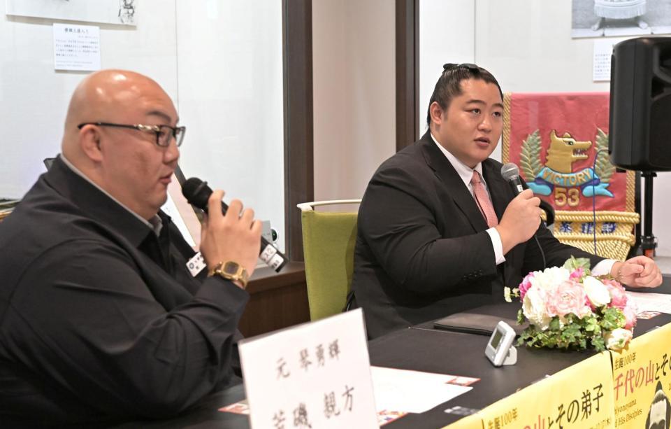 トークショーを行う北陣親方（右）と司会を務める荒磯親方（撮影・持木克友）