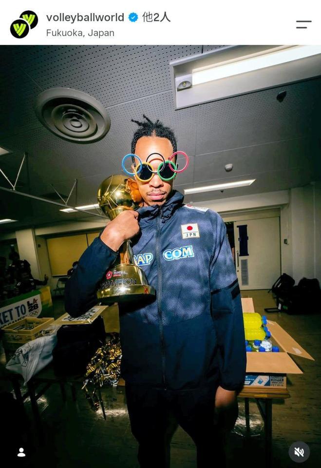 ポーズを決めるラリー。Ｖｏｌｌｅｙ　Ｂａｌｌ　ｗｏｒｌｄのインスタグラムより