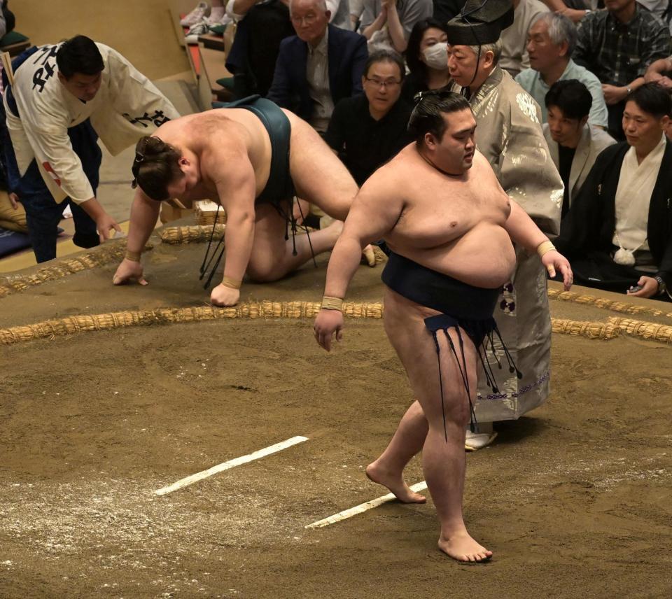 豪ノ山（右）の押し倒しで敗れた安青錦（撮影・持木克友）