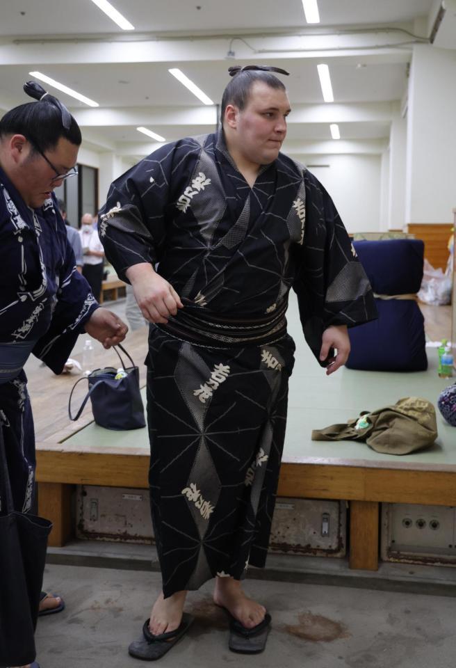 引き揚げる安青錦（撮影・佐々木彰尚）