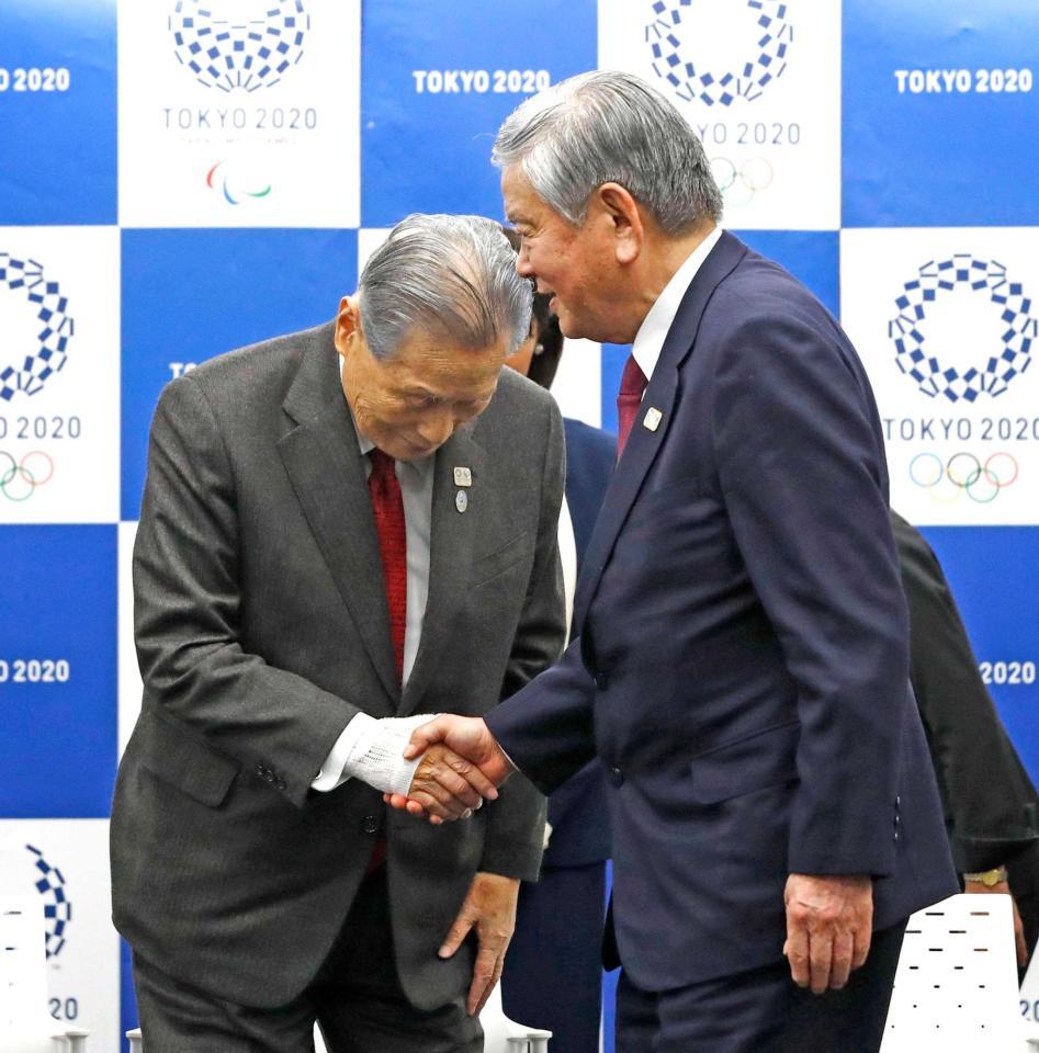 東京五輪・パラリンピックの選手村村長就任の記者会見を終え、組織委の森喜朗会長（左）と握手を交わす川淵三郎氏＝２０２０年