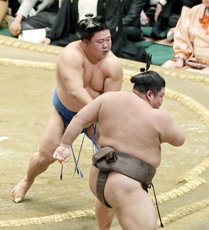 　伯乃富士（右）を押し出しで下した藤ノ川（撮影・持木克友）