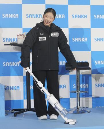 掃除機を手にする中井亜美（撮影・佐々木彰尚）