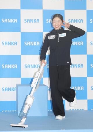 ポーズを決める中井亜美＝千葉・三井不動産アイスパーク船橋（撮影・佐々木彰尚）
