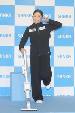 ポーズを決める中井亜美＝千葉・三井不動産アイスパーク船橋（撮影・佐々木彰尚）