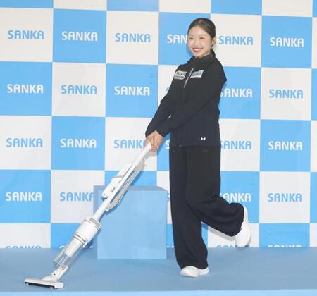 ポーズを決める中井亜美＝千葉・三井不動産アイスパーク船橋（撮影・佐々木彰尚）