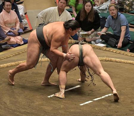 若雅（右）を引き落としで破った天昇山（撮影・持木克友）