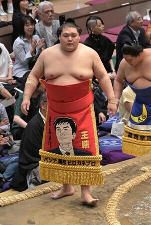 島耕作の化粧まわしで土俵入りする王鵬（撮影・持木克友）