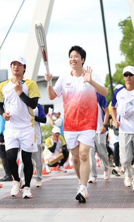 聖火ランナーを務める水谷隼さん
