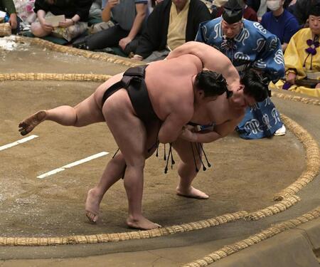 義ノ富士の上手投げに敗れた霧島（撮影・持木克友）