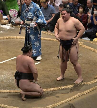 義ノ富士（右）の上手投げに敗れた霧島（撮影・持木克友）