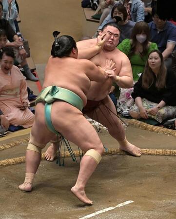 隆の勝（右）を突き出しで下した琴桜（撮影・持木克友）
