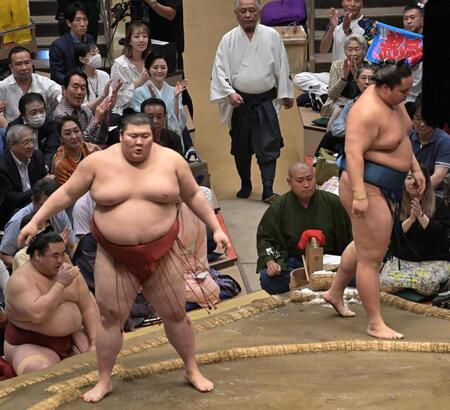 琴勝峰を押し出しで下した熱海富士（撮影・持木克友）