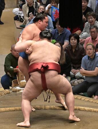 琴勝峰を押し出しで下した熱海富士（撮影・持木克友）