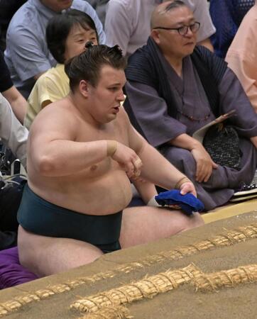 三敗目を喫した安青錦（撮影・持木克友）