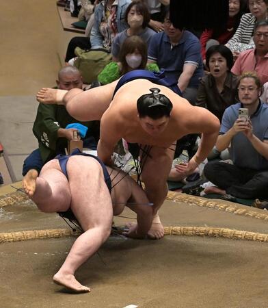 豪ノ山（左）を叩き込みで下した大の里（撮影・持木克友）
