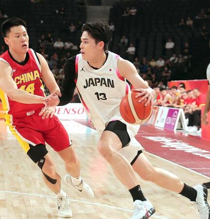 日本－中国　第２クオーター、競り合う金近（右）