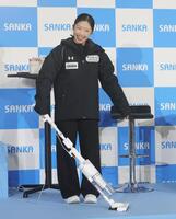 掃除機を手にする中井亜美（撮影・佐々木彰尚）