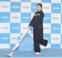 ポーズを決める中井亜美＝千葉・三井不動産アイスパーク船橋（撮影・佐々木彰尚）