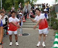 聖火を受けポーズをとる水谷隼さん（右）