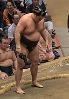 義ノ富士の上手投げに敗れた霧島（撮影・持木克友）