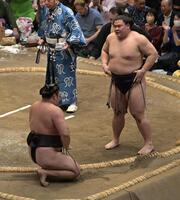 義ノ富士（右）の上手投げに敗れた霧島（撮影・持木克友）