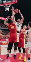 日本－中国　第１クオーター、ファウルを受けながらもシュートを決めるカーク（中央）
