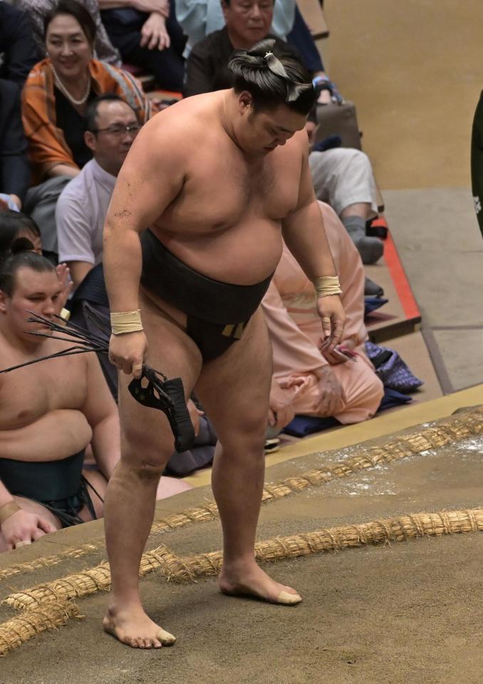義ノ富士の上手投げに敗れた霧島（撮影・持木克友）