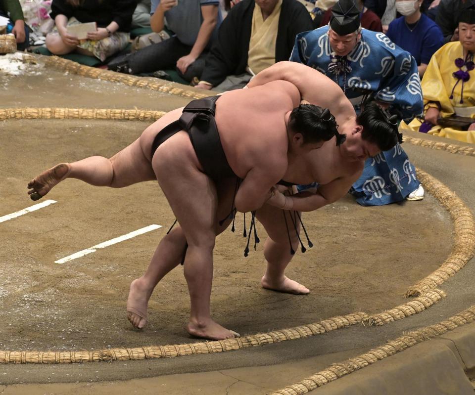 義ノ富士の上手投げに敗れた霧島（撮影・持木克友）