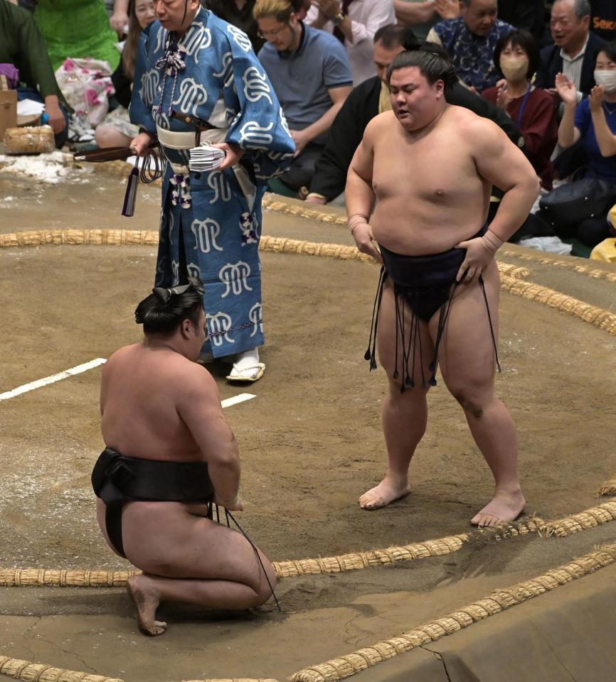 義ノ富士（右）の上手投げに敗れた霧島（撮影・持木克友）