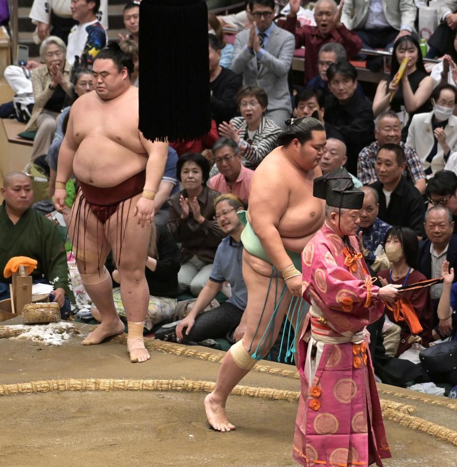 隆の勝（左）を突き出しで下した琴桜（撮影・持木克友）