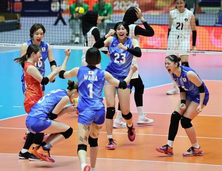　インドネシアに勝利し喜ぶ日本の選手たち