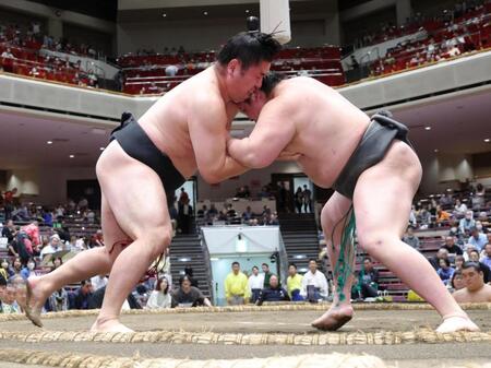 時天嵐（右）を攻める北磻磨（撮影・棚橋慶太）