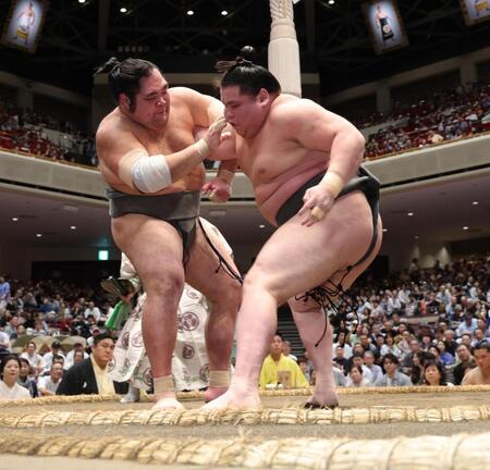 大喜翔（左）を攻める旭富士（撮影・棚橋慶太）