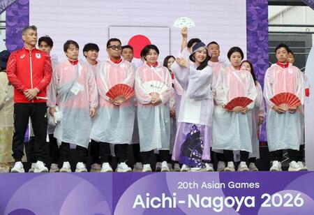 アジア大会の歓迎式典に参加した井上康生団長（左端）ら日本選手団