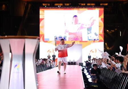 愛知・名古屋アジア大会の聖火リレーで、最終走者を務める白鵬翔さん